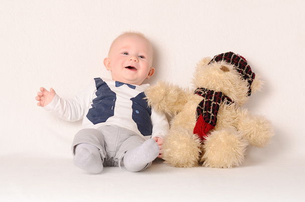 entzückendes Baby auf weißem Hintergrund mit seinem Freund - Foto, Bild