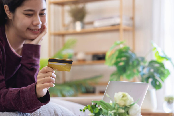 Όμορφη ασιατικές γυναίκες που χρησιμοποιούν πιστωτικές κάρτες για online αγορές με φορητούς υπολογιστές και smartphones, online έννοια πορτρέτο ψώνια. - Φωτογραφία, εικόνα