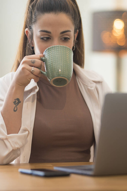 Retrato de branco jovem mulher trabalhando e digitando no teclado do computador portátil - escritório e conceito de trabalho inteligente para o negócio profissional ou empresa corporativa empregado - Foto, Imagem