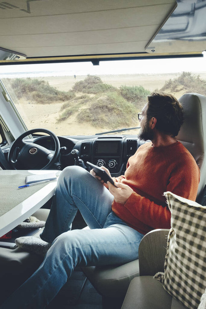 homme campeur tout en voyageant avec tablette pc en van - Photo, image