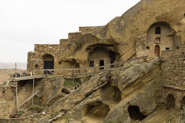 David Gareja manastır kompleksi Gürcistan ve Azerbaycan sınırındaki taş dağlara oyulmuş antik dini yerleşim yeri - Fotoğraf, Görsel