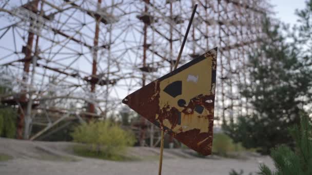 La vue commence par un gros plan d'un panneau de rayonnement abandonné, puis un zoom arrière pour révéler les systèmes radar de l'horizon Duga en arrière-plan. Tchernobyl, Ukraine - Séquence, vidéo
