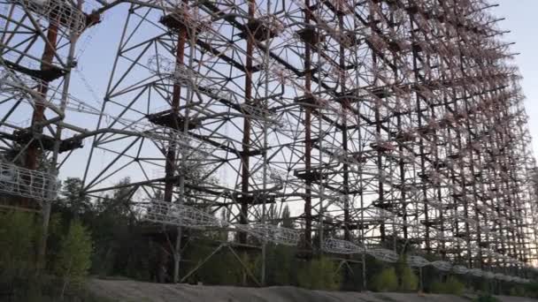 Ukrayna 'nın Çernobil Yasaklama Bölgesi' ndeki Duga ufuk radar sistemi geniş açıdan görülüyor. Yüksek kalite 4k görüntü - Video, Çekim