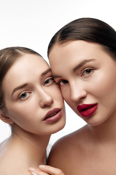 Muoti muotokuva kaksi tyttöä, joilla on luonnollinen meikki. Korostetaan kokonaisvaltaista lähestymistapaa terveyteen ja hyvinvointiin selkeän ihon ja luonnon kauneuden kautta. Nuoruuden käsite, ihonhoito, hyvinvointi, kylpylä. Ilmoitus - Valokuva, kuva