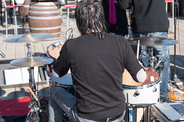 zwarte haren drummer tijdens openlucht concert - Foto, afbeelding