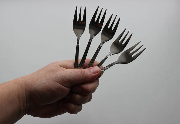 Stesse tre forchette pronunciate in un uomo isolato a mano su sfondo bianco - Foto, immagini