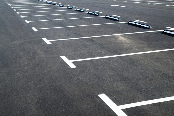 Marcas en pavimento de asfalto que indican plazas de aparcamiento
 - Foto, imagen