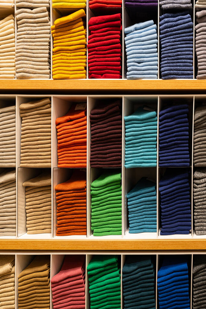 Chaussettes multicolores empilées pour l'affichage au magasin. chaussettes colorées foyer sélectif. - Photo, image