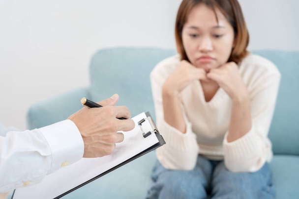 woman with mental health problems is consulting. psychiatrist is recording the patient's condition for treatment. encouragement, love and family problem, bipolar , depression patient, protect suicide - Foto, imagen