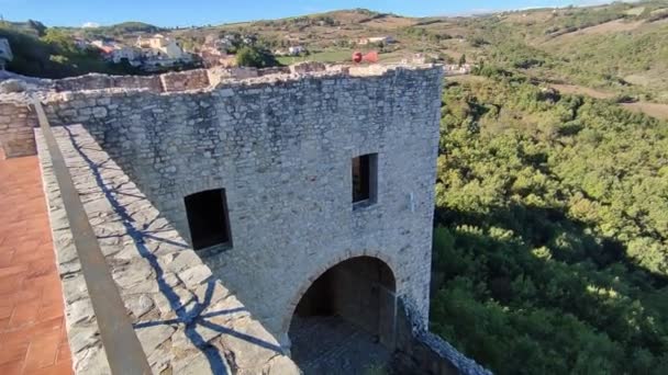 Castropignano, Molise, Olaszország 2023. október 26.: A XIV. századi Castello D 'Evoli áttekintése, amelyet a normannok építettek egy már meglévő Samnite erődre - Felvétel, videó