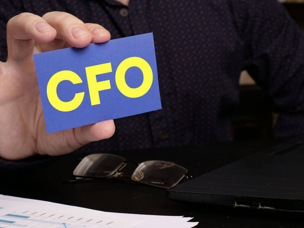Διευθύνων Οικονομικός Σύμβουλος CFO εμφανίζεται χρησιμοποιώντας ένα κείμενο - Φωτογραφία, εικόνα