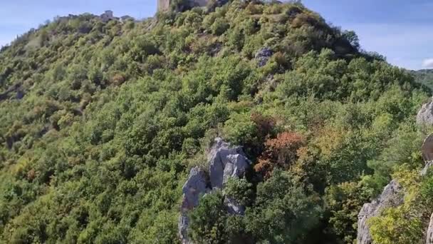 Castropignano, Molise, Olaszország 2023. október 26.: A Biferno-völgy panorámája a Cantone della Fata-tól, sziklás szikla a Carpineto erdőben Castello D 'Evoli folyásánál - Felvétel, videó