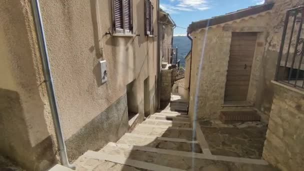 Castropignano, Molise, Olaszország 26 október 2023: Pillantás a falu a sikátorok a történelmi központ - Felvétel, videó