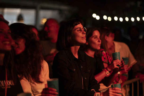 FARO, PORTUGAL: 8th SEPTEMBER, 2023 - Audience watch music artist on Festival F, um grande festival na cidade de Faro, Portugal. - Foto, Imagem