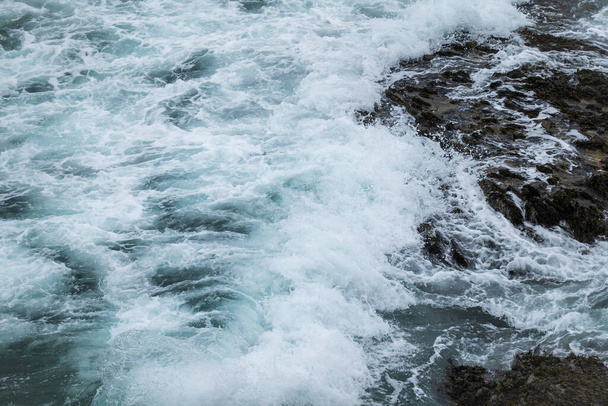 Κύματα συντρίβονται σε άδεια παραλία Eoropie στο Isle of Lewis της Σκωτίας με άσχημο καιρό. - Φωτογραφία, εικόνα