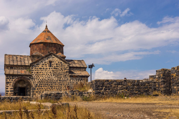 Севанаванк, Армения - 02 сентября 2019 года: Вид на Севанаванк, монастырский комплекс, расположенный на берегу озера Севан. Сурб Аракелоц, означающий Святых Апостолов. - Фото, изображение