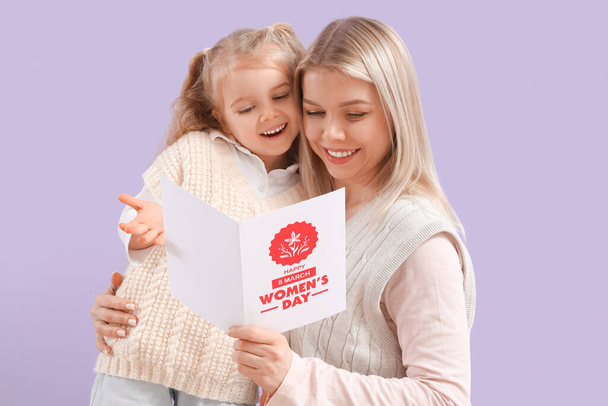 Bambina con la madre e biglietto di auguri su sfondo lilla. Festa internazionale della donna - Foto, immagini