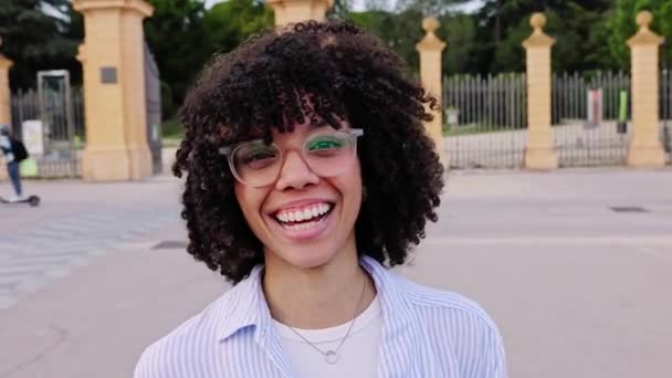 Joyful portret van jonge student meisje glimlachend op camera buiten. Gelukkig duizendjarig meisje staan buiten. - Video