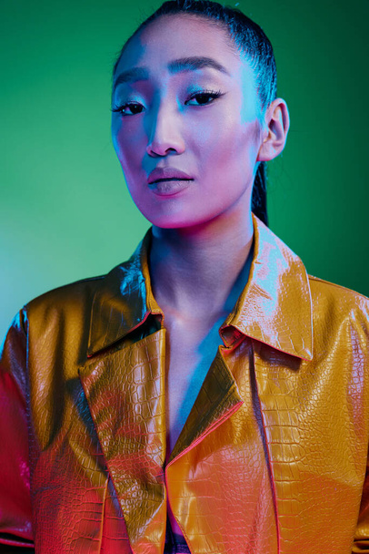 Nainen neon hehkuva monivärinen muodissa hiukset nuori houkutteleva tehdä keltainen valo ylellisyyttä violetti disco kehon trendikäs värikäs muoti kauneus vihreä - Valokuva, kuva
