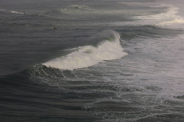 Вид на хвилю з північного пляжу маяка Назаре в регіоні Осе Португалія - Фото, зображення