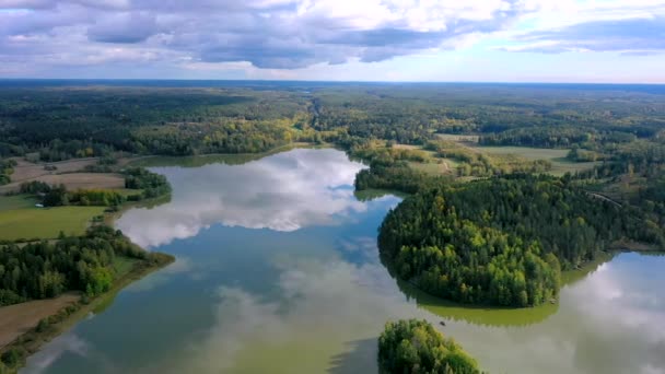 Odraz mraků na obloze ve Finsku se stromy kolem jezera v karavanní oblasti - Záběry, video