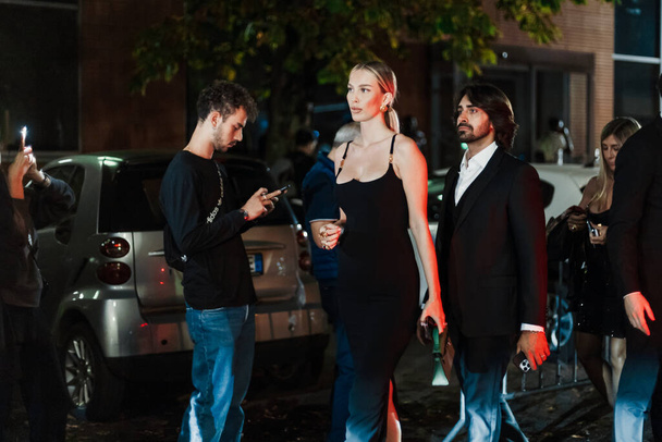 Invités en dehors du défilé Versace pendant la Fashion Week de Milan Vêtements Femme Printemps / Eté 2024. - Photo, image
