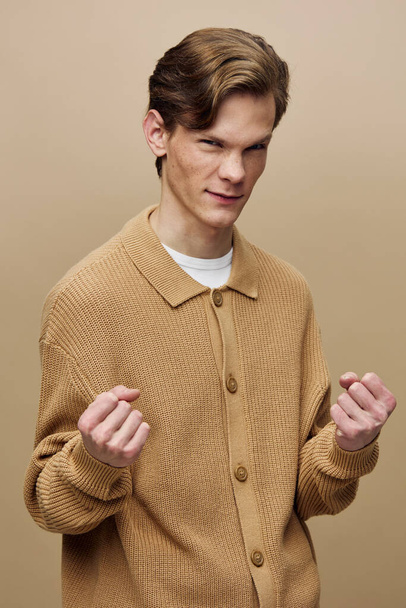 Κομψό και αυτοπεποίθηση: Μοντέρνος νεαρός καυκάσιος επιχειρηματίας φορώντας ένα μπλε πουλόβερ, Πορτρέτο στο στούντιο - Φωτογραφία, εικόνα