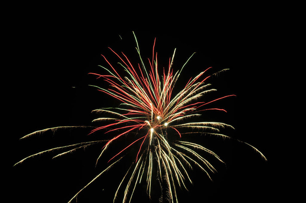 fogos de artifício coloridos no céu noturno  - Foto, Imagem