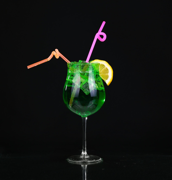 сучасний свіжий коктейль на чорному фоні
 - Фото, зображення