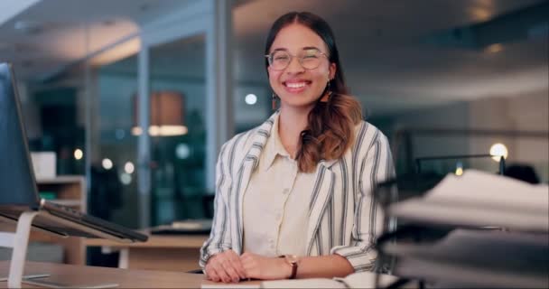 Gezicht, glimlach en zakenvrouw aan het bureau in de nacht voor deadline bij het opstarten door laptop. Portret, gelukkig ontwerper en creatief professioneel ondernemer of werknemer met bril aan tafel in Brazilië. - Video