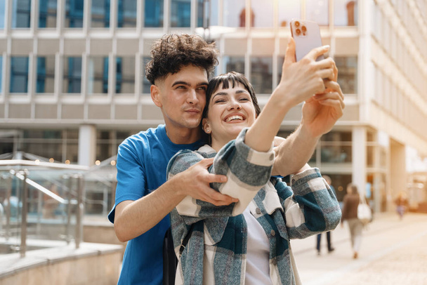 Sorrindo feliz jovem casal tomando selfie no conceito de estilo de vida de telefone inteligente - Foto, Imagem