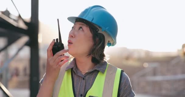 Nő, építkezés és ellenőrzés rádióval a kommunikációhoz, japán felügyelő és lencse jelzőfény. Ellenőrizze az építési terület, walkie talkie és mérnök Japánban, építészet és projektmenedzsment. - Felvétel, videó