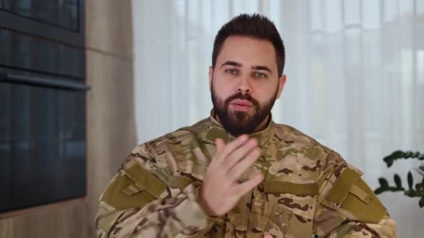 Πορτρέτο του στρατιωτικού που μιλάει στην κάμερα και κάνει χειρονομίες ενώ κάνει ρεπορτάζ για την εθνική ασφάλεια. Γενειοφόρος καυκάσιος με στολή camo που κάνει παρουσίαση ομιλίας κατά τη διάρκεια διαδικτυακής βιντεοκλήσης. - Πλάνα, βίντεο