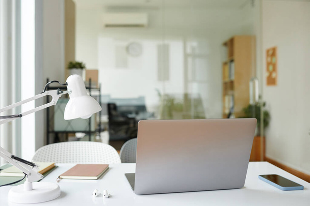 Otwarty laptop na biurku przedsiębiorcy pracującego w biurze - Zdjęcie, obraz
