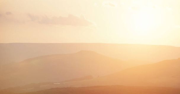 maisema auringonpaisteessa vaaleanpunainen auringonnousu vuorten yli - Valokuva, kuva