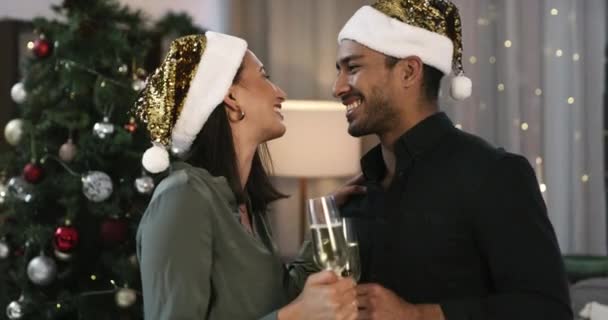 Çift, Noel ve parti için şampanyayla dans et, evde sevgi ve kutlamayla güven, özen ve mutlulukla. Erkek, kadın ve alkol içeceği, özel etkinlik ve sükunetle süsleme. - Video, Çekim