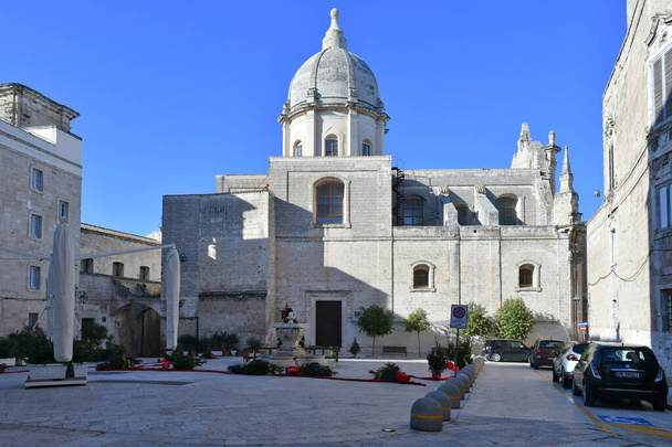 Una plaza en el centro histórico de Monopoli, una ciudad en la región de Puglia, Italia. - Foto, imagen