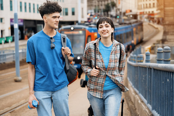 Ritratto all'aperto di coppia che si diverte a passeggiare per strada nella città d'Inghilterra Godersi il concetto di viaggio - Foto, immagini