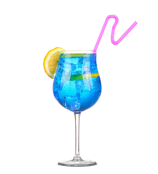 Sprite bebidas whit sparkllng refrigerante e gelo em vidro isolado em branco
 - Foto, Imagem