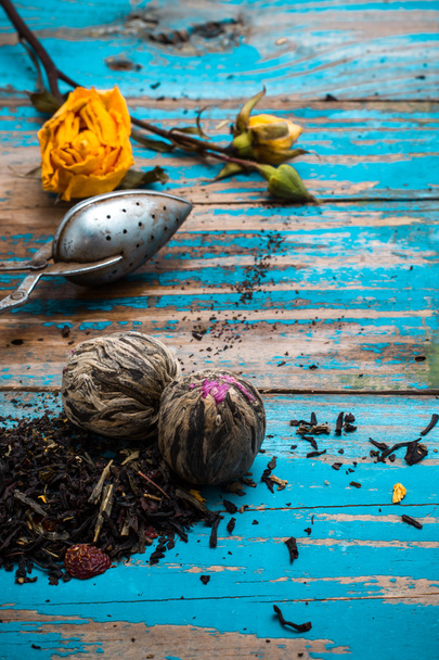 сушене листя чаю для заварювання чаю
  - Фото, зображення