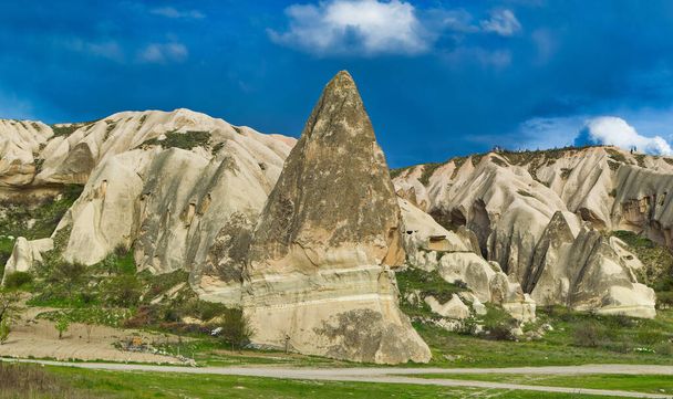 Τυπικό τοπίο Καππαδοκίας μαλακός ηφαιστειακός βράχος, διαμορφωμένος από διάβρωση στο Γκόρεμε της Τουρκίας. - Φωτογραφία, εικόνα