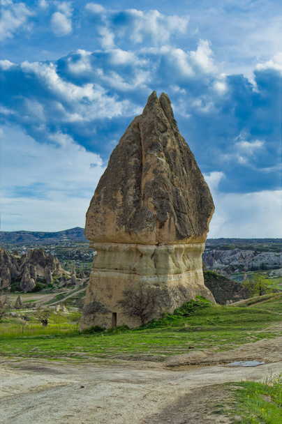 Типичный ландшафт Каппадокии мягкий вулканический камень, сформированный эрозией в Гореме, Турция. - Фото, изображение