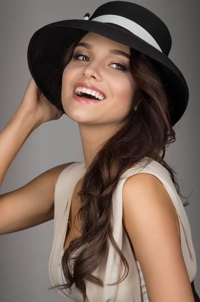 Elegant fashion model in hat - Foto, afbeelding