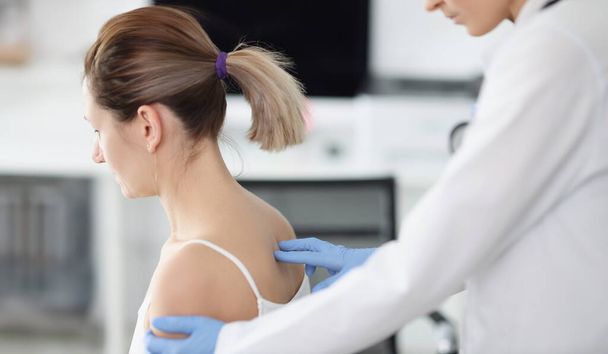 Médico examina pacientes coluna vertebral em consultório médico. Sintomas da doença da coluna e conceito de tratamento - Foto, Imagem