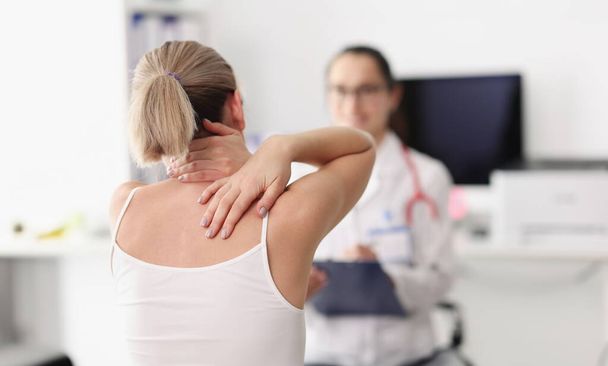 医師の任命で腰痛の患者.脊椎ヘルニア検査と治療の概念 - 写真・画像