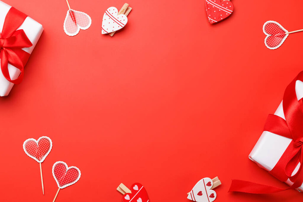 Sydämen sisustus ja lahjapakkaukset punaisella taustalla tekstitilalla. Tasainen lay Ystävänpäivä kortti - Valokuva, kuva