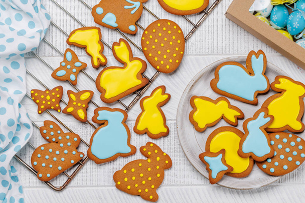 イースターの甘さ:お祝いの形をした好ましいジンジャーブレッドクッキー. フラットレイ - 写真・画像
