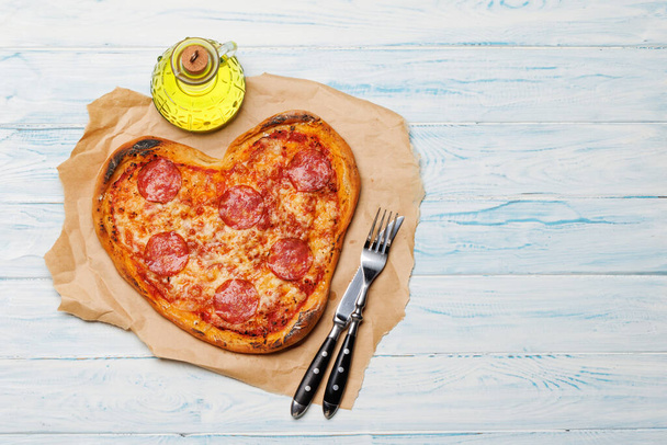 Szív alakú pizza: Finom szerelem témájú étel. Lapos fekvésű fénymásoló - Fotó, kép