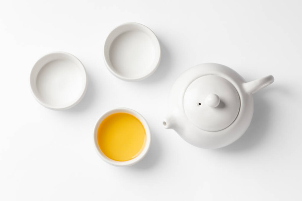Набір чаю з чайником, макет на білому тлі, вид зверху - Фото, зображення