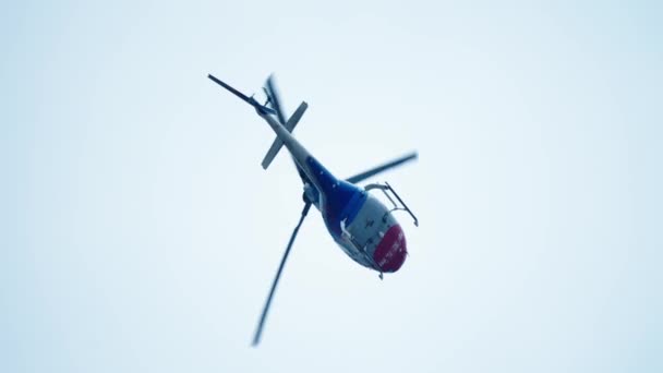 Helikopter vliegt in de blauwe lucht - Video